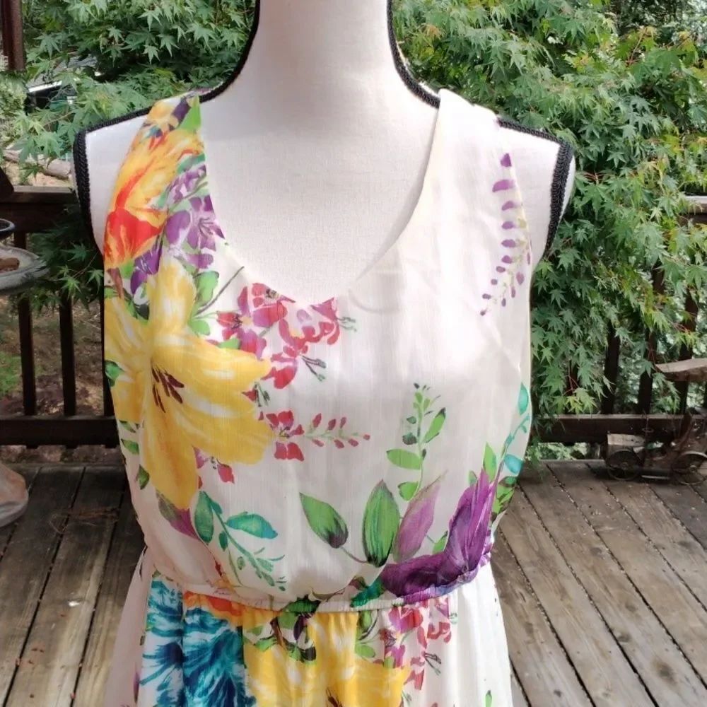 Old Navy Spring and Summer Dress - Picture 2 of 12